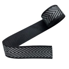   Sima fényes 40 mm x 3 mm  szövött szatén heveder , fekete-ezüst , halszálka mintás