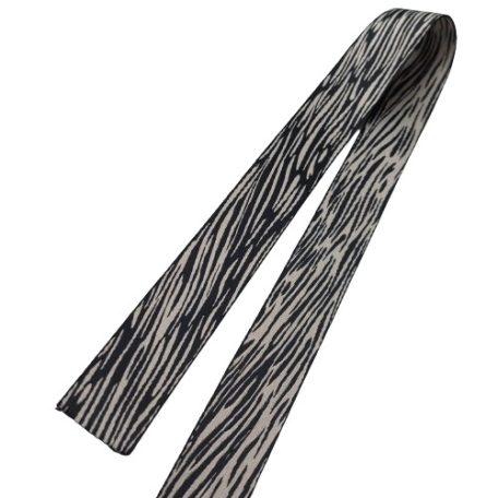 Sima fényes 40 mm x 3 mm  kétoldalas ,szövött szatén heveder , homok-fekete faerezet mintás