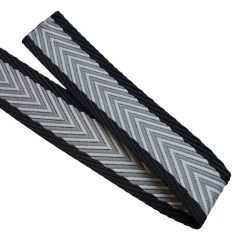   Matt puha 50 mm x 3 mm  szövött szatén heveder , ezüstszürke-fehér-fekete halszálka mintás