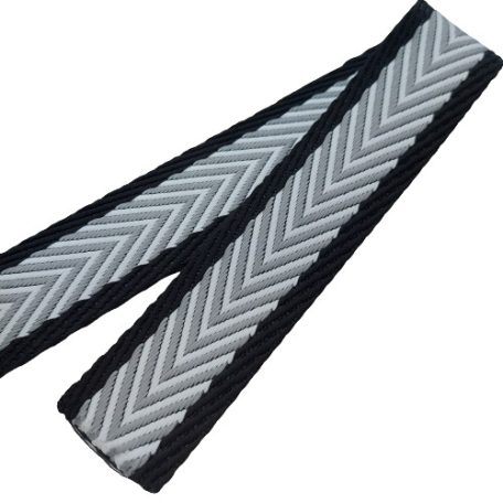 Matt puha 50 mm x 3 mm  szövött szatén heveder , ezüstszürke-fehér-fekete halszálka mintás