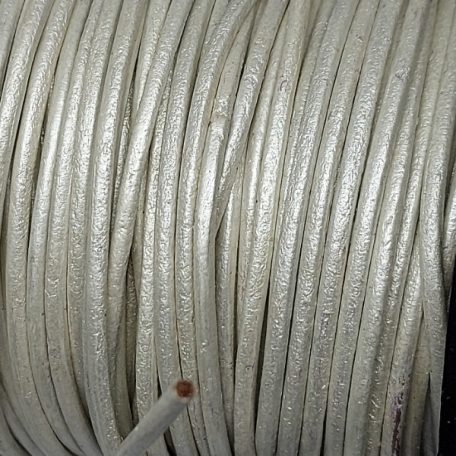 Bőr füző folyóméterben  , gömbölyű , gyöngyház ezüst metál